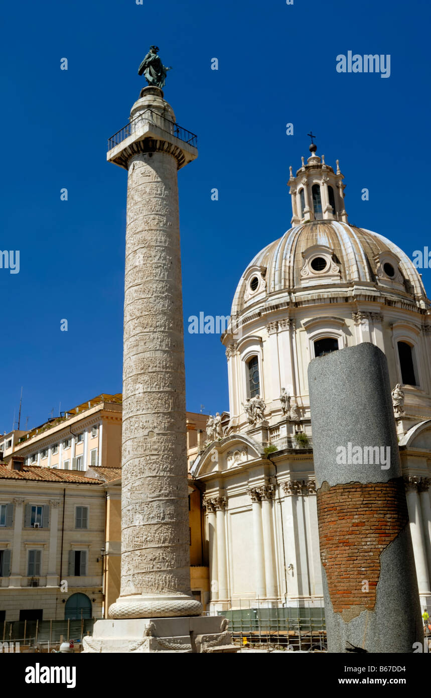 Il Foro di Traiano, Foro di Traiano, la Colonna Traiana, Colonna di Traiano, e alcuni pilastri che una volta faceva parte della Basilica il servizio ULP Foto Stock
