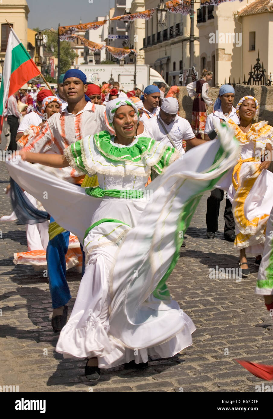 Ballerini in abito nazionale a un pre corrida celebrazione in Ronda in rappresentanza di diversi paesi del mondo Foto Stock