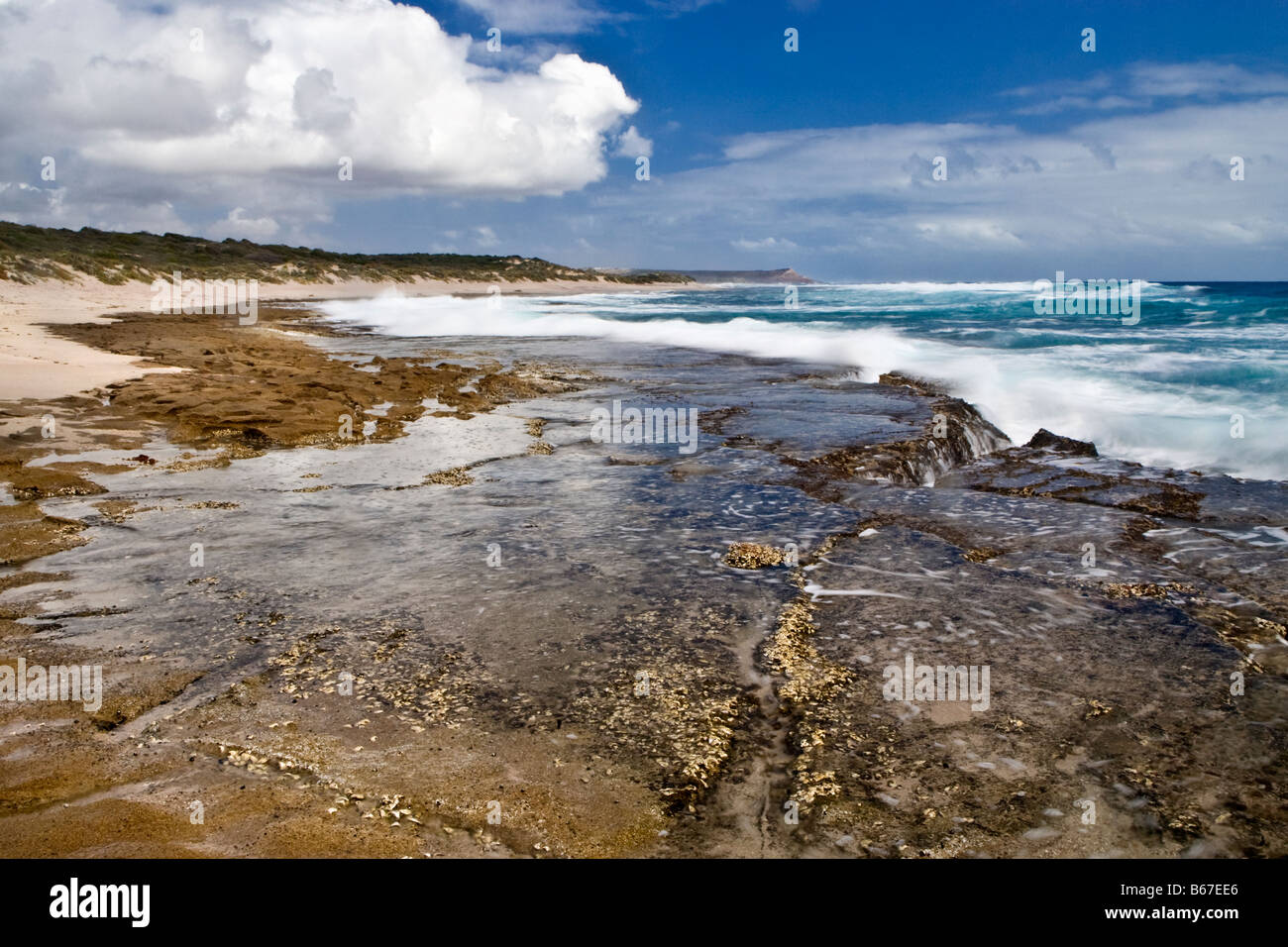Onde che si infrangono sulla costa rocciosa di Kalbarri National Park, Australia occidentale Foto Stock