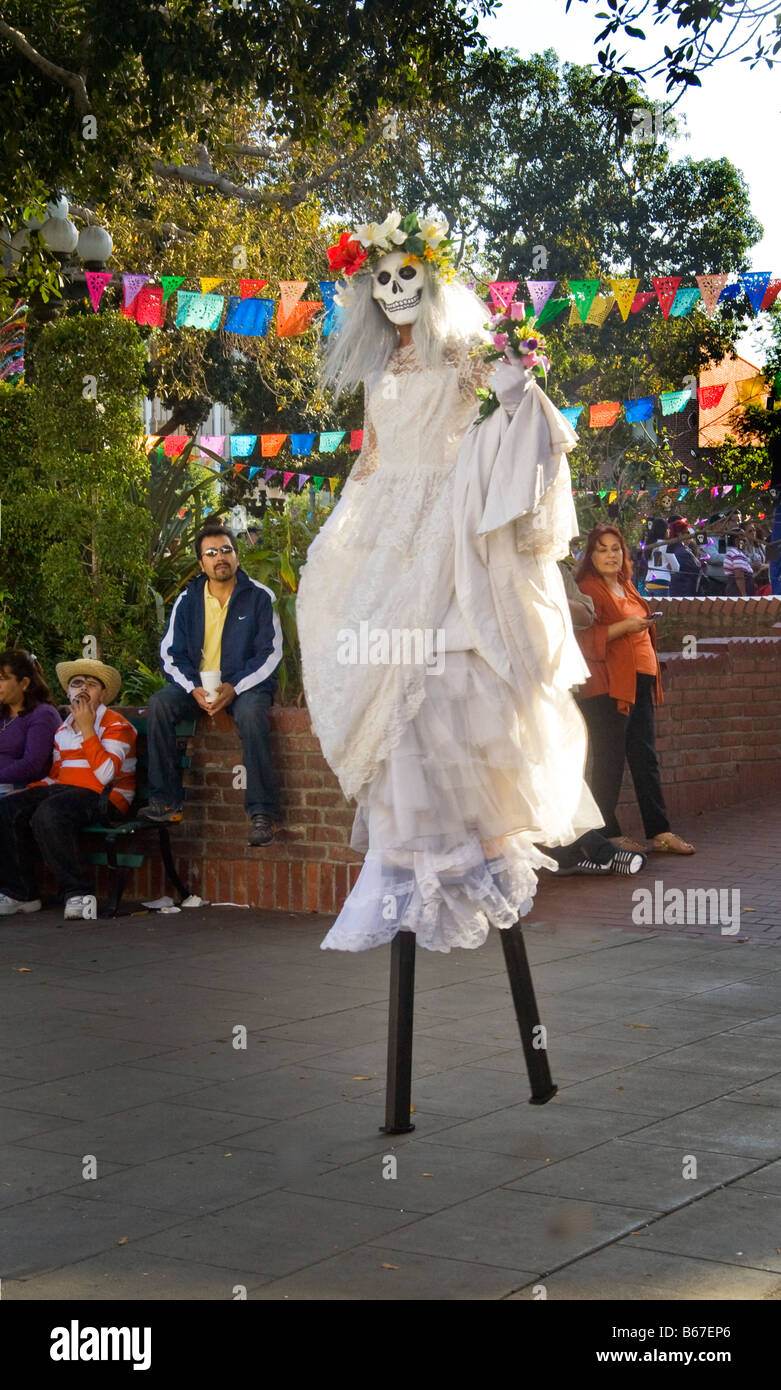 Donna in 'calivera' skeleton outfit messicano celebra il Giorno dei Morti a Los Angeles, tradizionale messicano memoriale al defunto Foto Stock