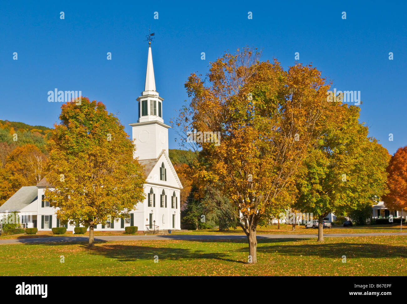 I colori autunnali intorno al tradizionale bianco rivestito di legno chiesa Townshend Vermont Stati Uniti d'America Foto Stock