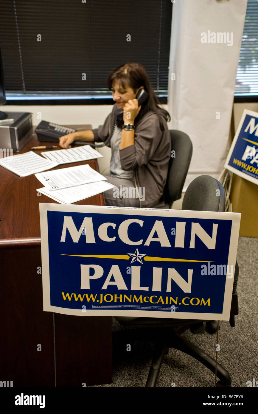 Femmina di lavoro volontario a Orange County Partito Repubblicano sede in arancione, CA, Stati Uniti d'America Foto Stock