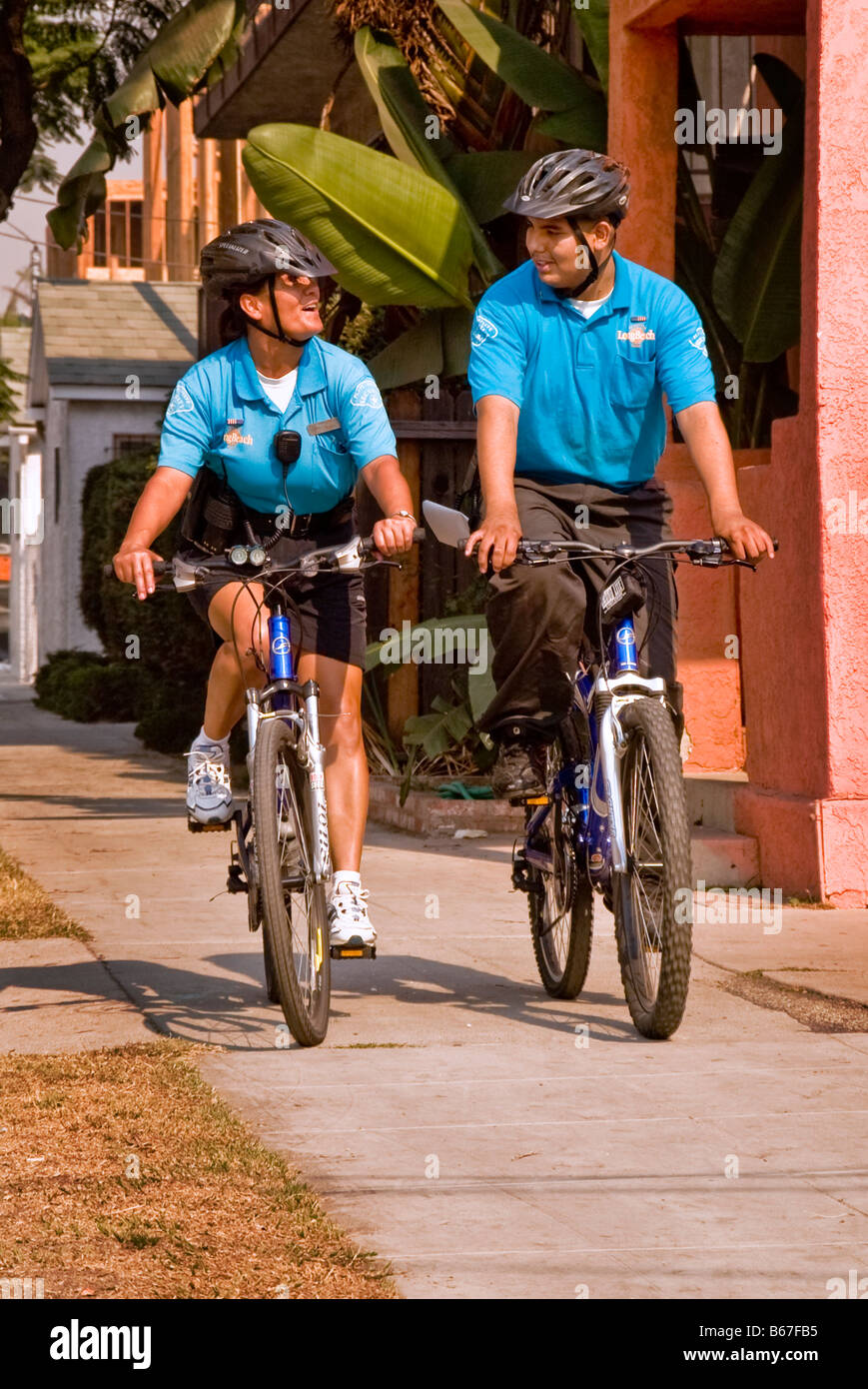 Due ispanici bicicletta-montato le guardie di sicurezza pattugliamento a Long Beach, CA, Stati Uniti d'America Foto Stock