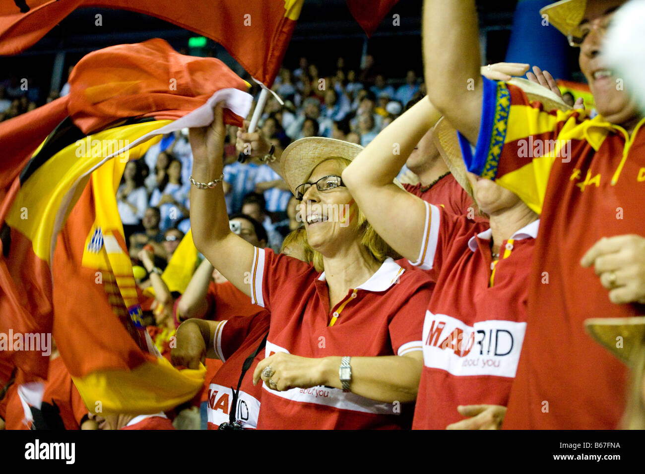 I tifosi spagnoli il tifo la sua squadra di tennis durante il 2008 Coppa Davis finale Argentina contro la Spagna. Foto Stock