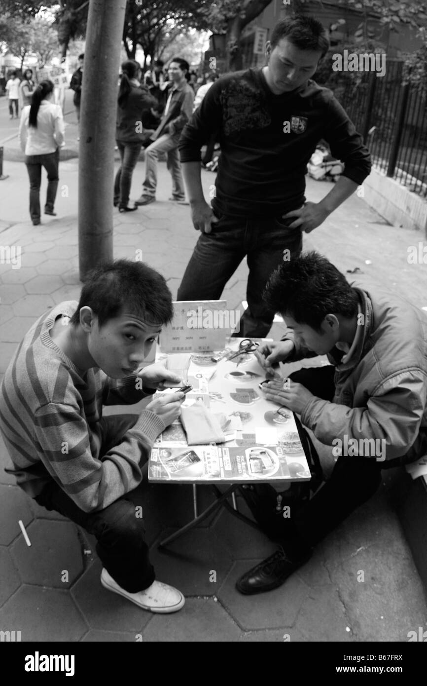 I cinesi abbassare la lotta di classe per il lavoro quotidiano come crisi economica mondiale si allarga come la disoccupazione aumenta, Foto Stock