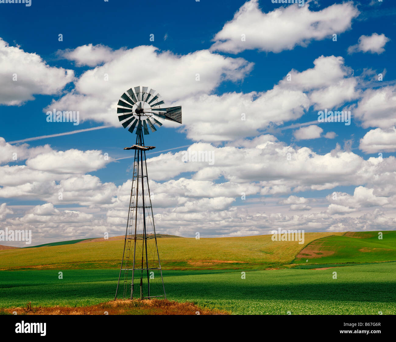 Il mulino a vento di Washington tra i campi di fattoria nel Palouse area di Washington orientale Foto Stock