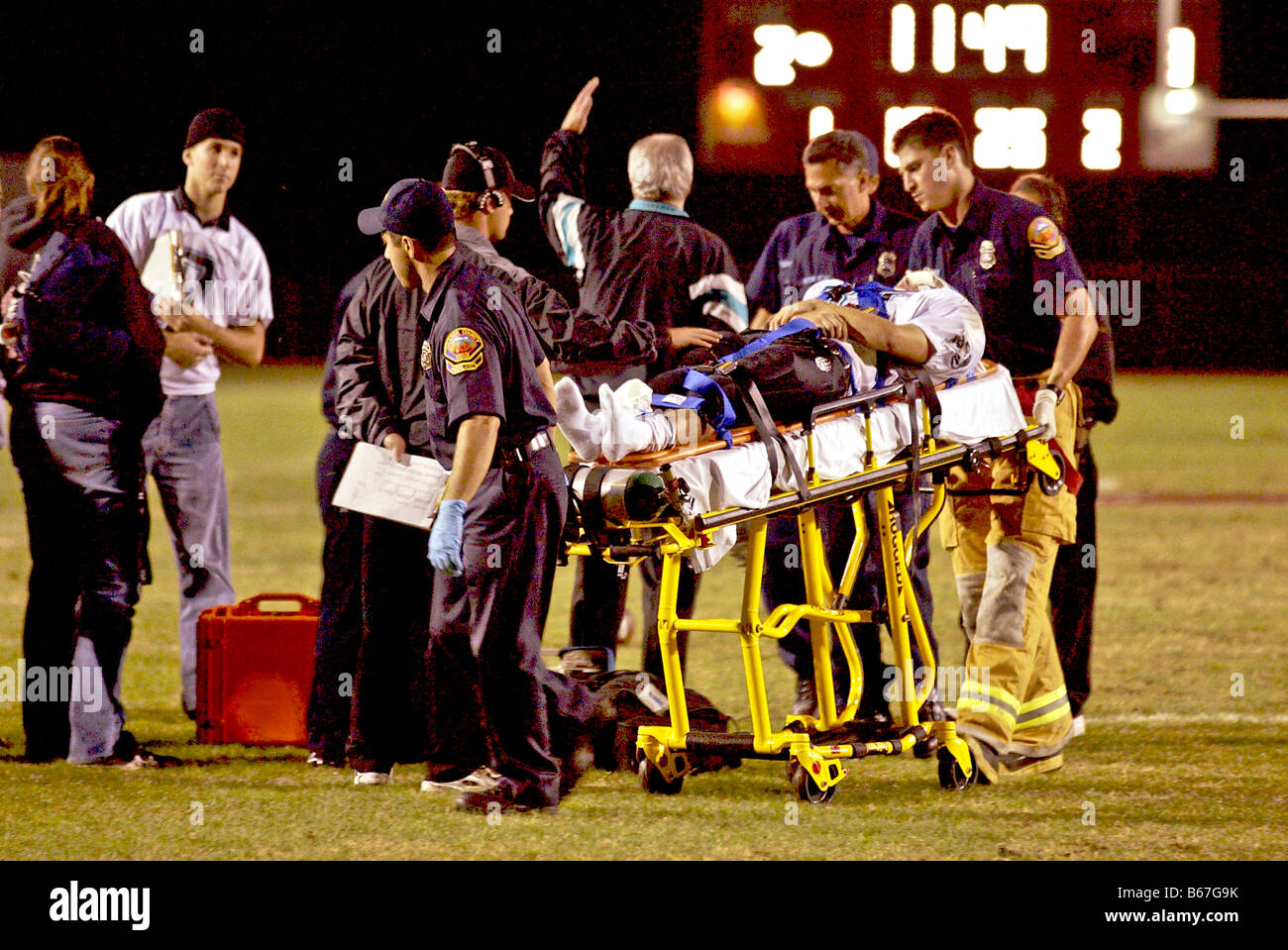 I paramedici che trasportano un infortunio per un giocatore di football nel sud della California, Stati Uniti d'America Foto Stock