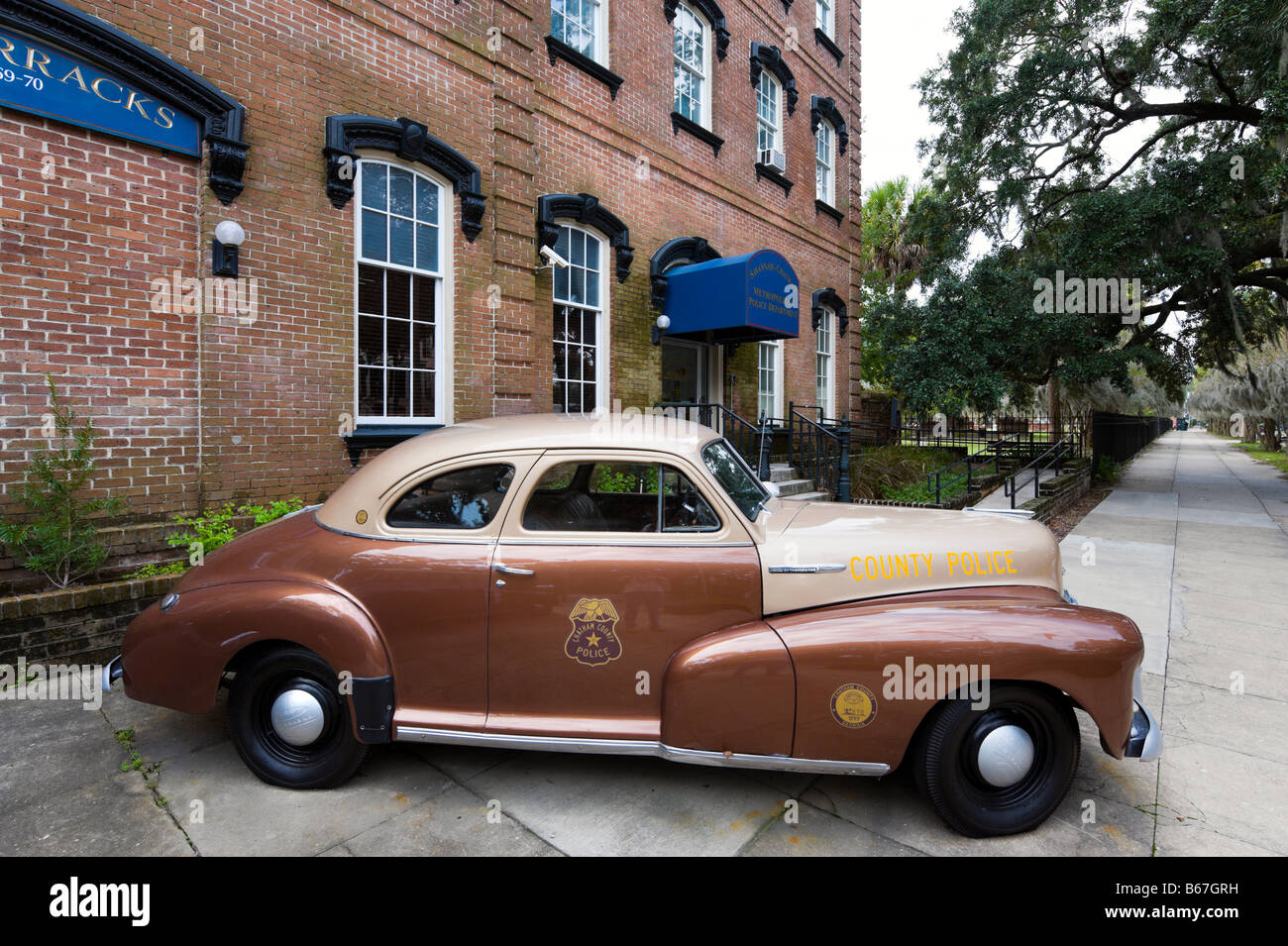 Vintage auto della polizia di fronte alla Metropolitan Police Department, Quartiere Storico di Savannah, Georgia, Stati Uniti d'America Foto Stock