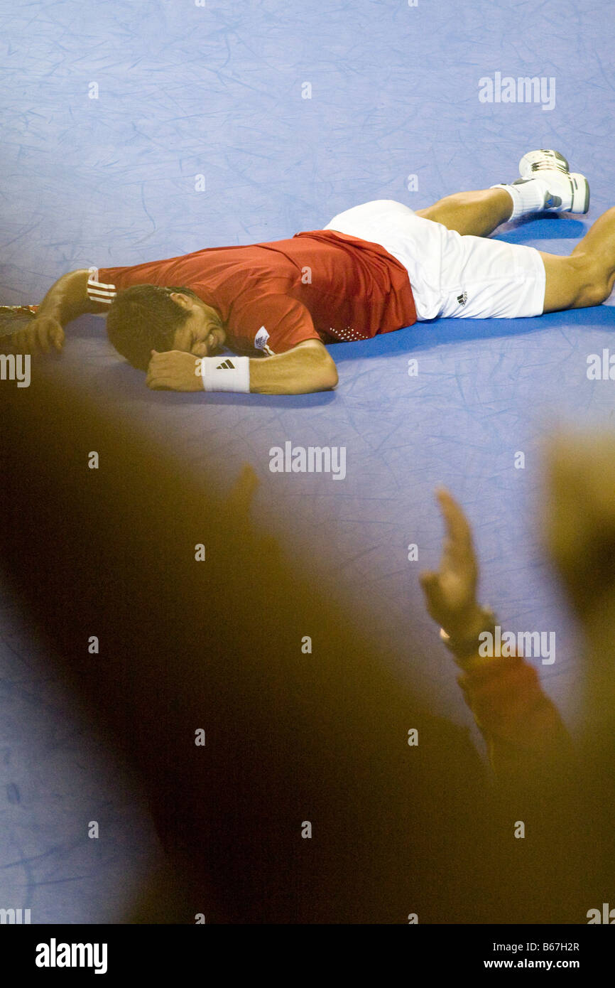 Lo spagnolo tennista Fernando Verdasco cade a terra per festeggiare la vittoria del 2008 Coppa Davis finale contro argentin Foto Stock