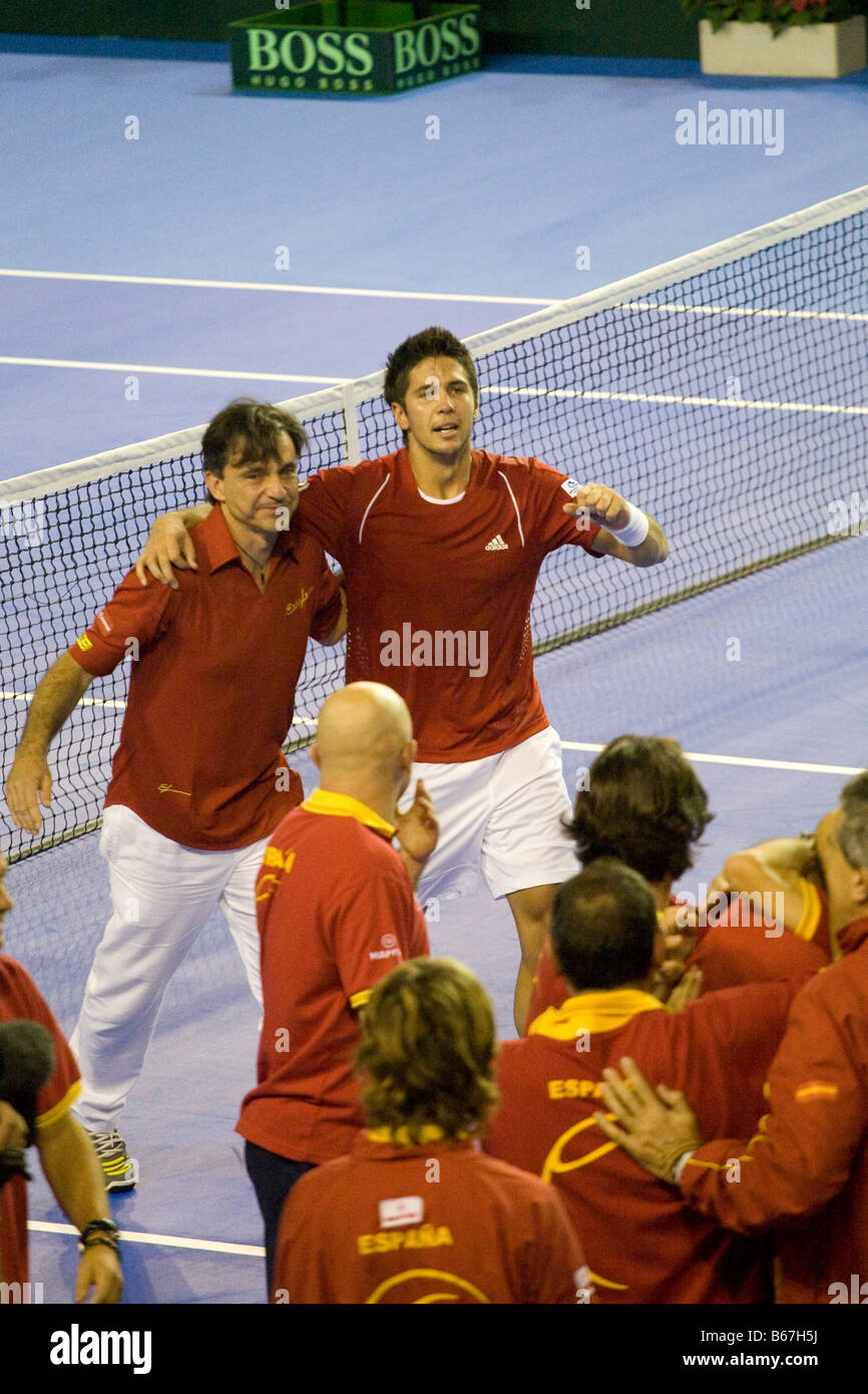 Lo spagnolo tennista Fernando Verdasco e capitano della squadra Emilio Sanchez Vicario celebrare la vittoria del 2008 Coppa Davis fina Foto Stock