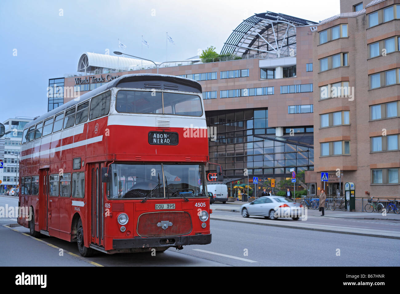 Red bus turistico sulla strada della città, Stoccolma, Svezia Foto Stock