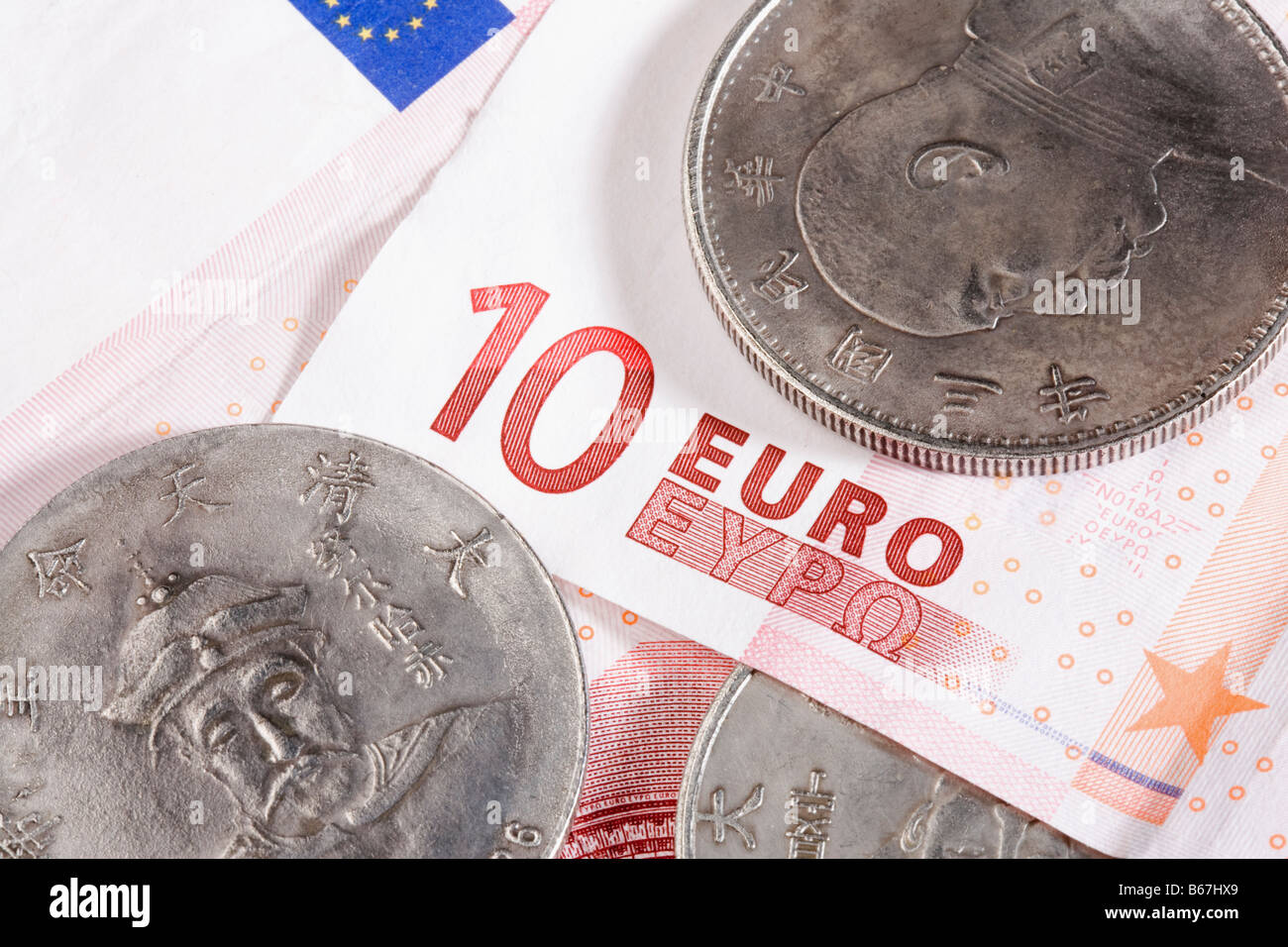 Close-up di monete e dieci di banconote in euro Foto Stock