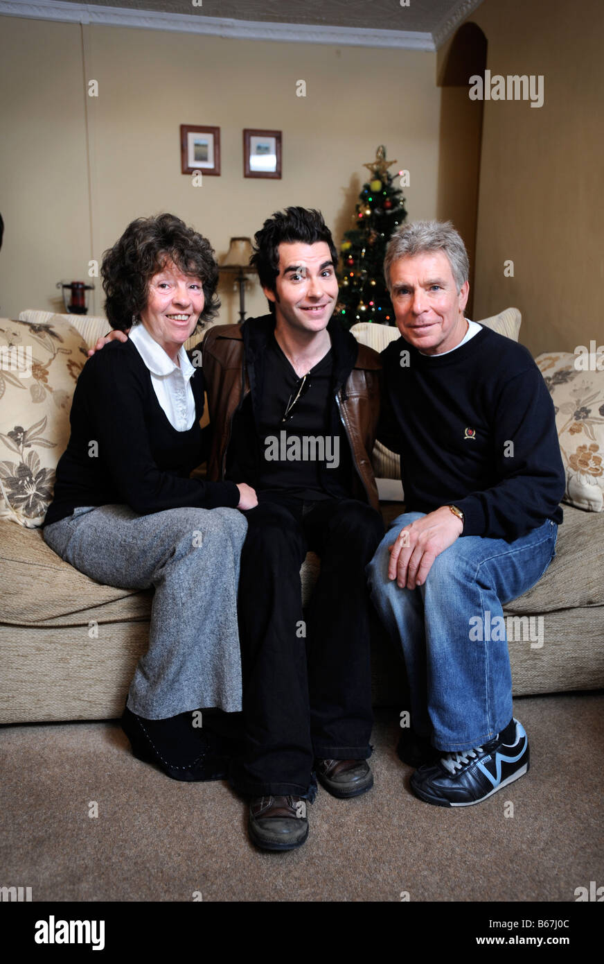 STEREOPHONICS CANTANTE KELLY JONES con sua mamma Beryl e papà Oscar in casa di famiglia in CWMAMAN Galles del Sud Dic 2007 Foto Stock