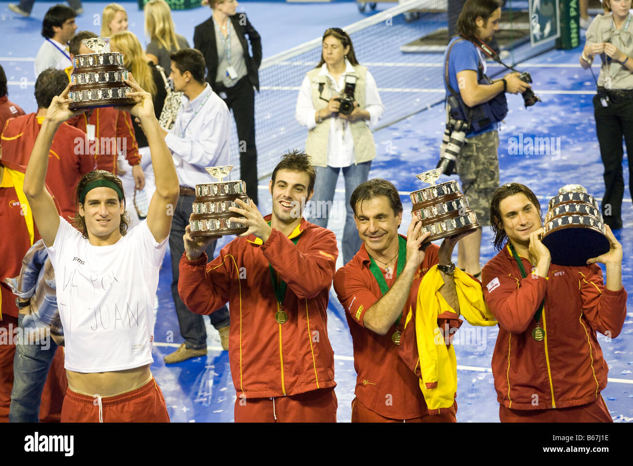 Davis Cup team spagnolo Feliciano Lopez, Marcel Granollers, capitano Emilio Sanchez Vicario e David Ferrer sollevando la Coppa Davis Foto Stock