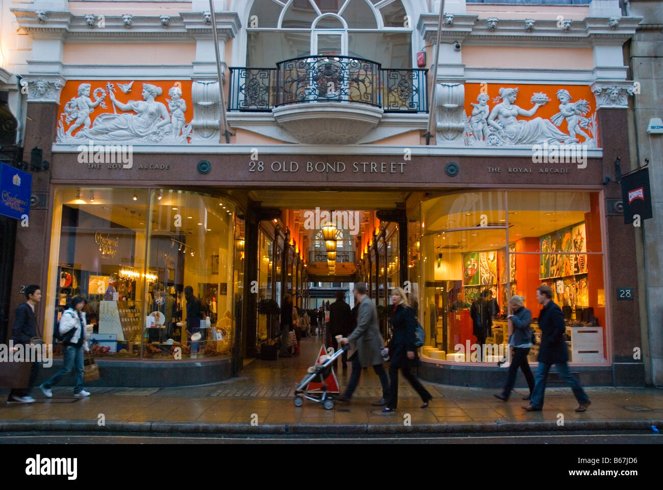 Il Royal Shopping Arcade centro lungo Old Bond Street nel quartiere di Mayfair in centro a Londra England Regno Unito Foto Stock