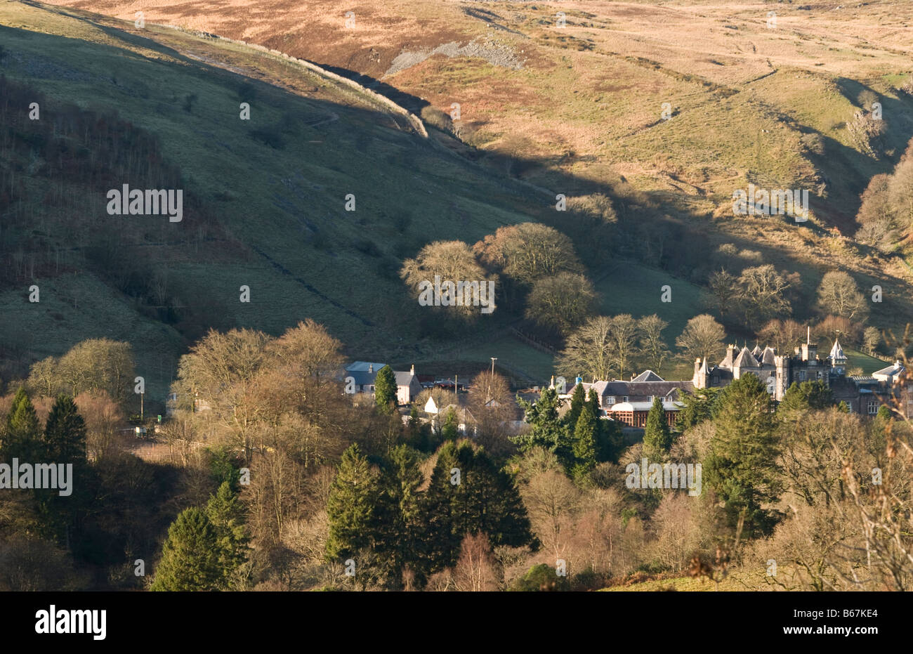 Guardando verso il basso sulla Craig y nos castello nella parte superiore della valle di Swansea da Penwyllt nel Western Brecon Beacons Geoparco Foto Stock