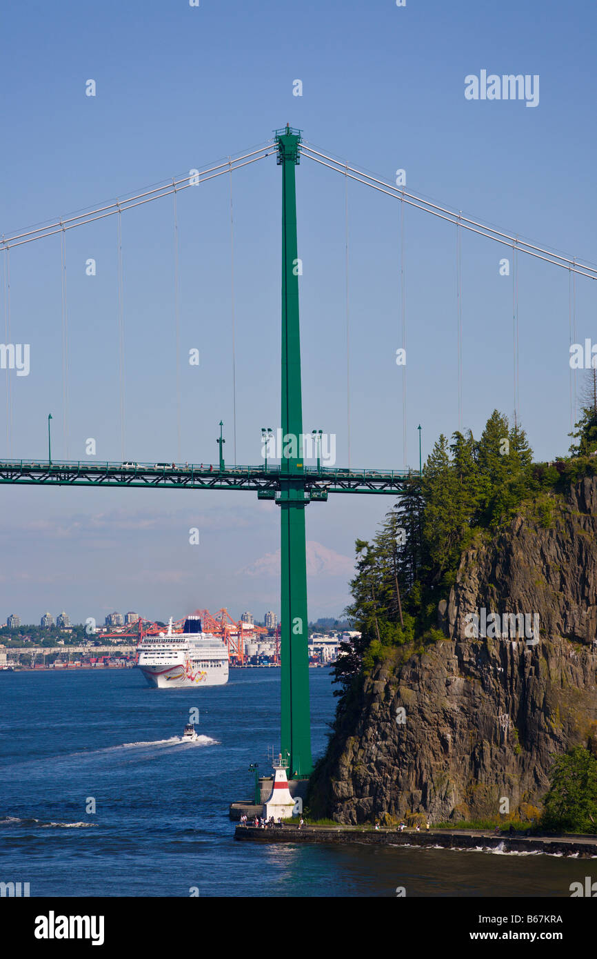 Ponte Lions Gate e NCL nave da crociera Vancouver " British Columbia " Canada Foto Stock