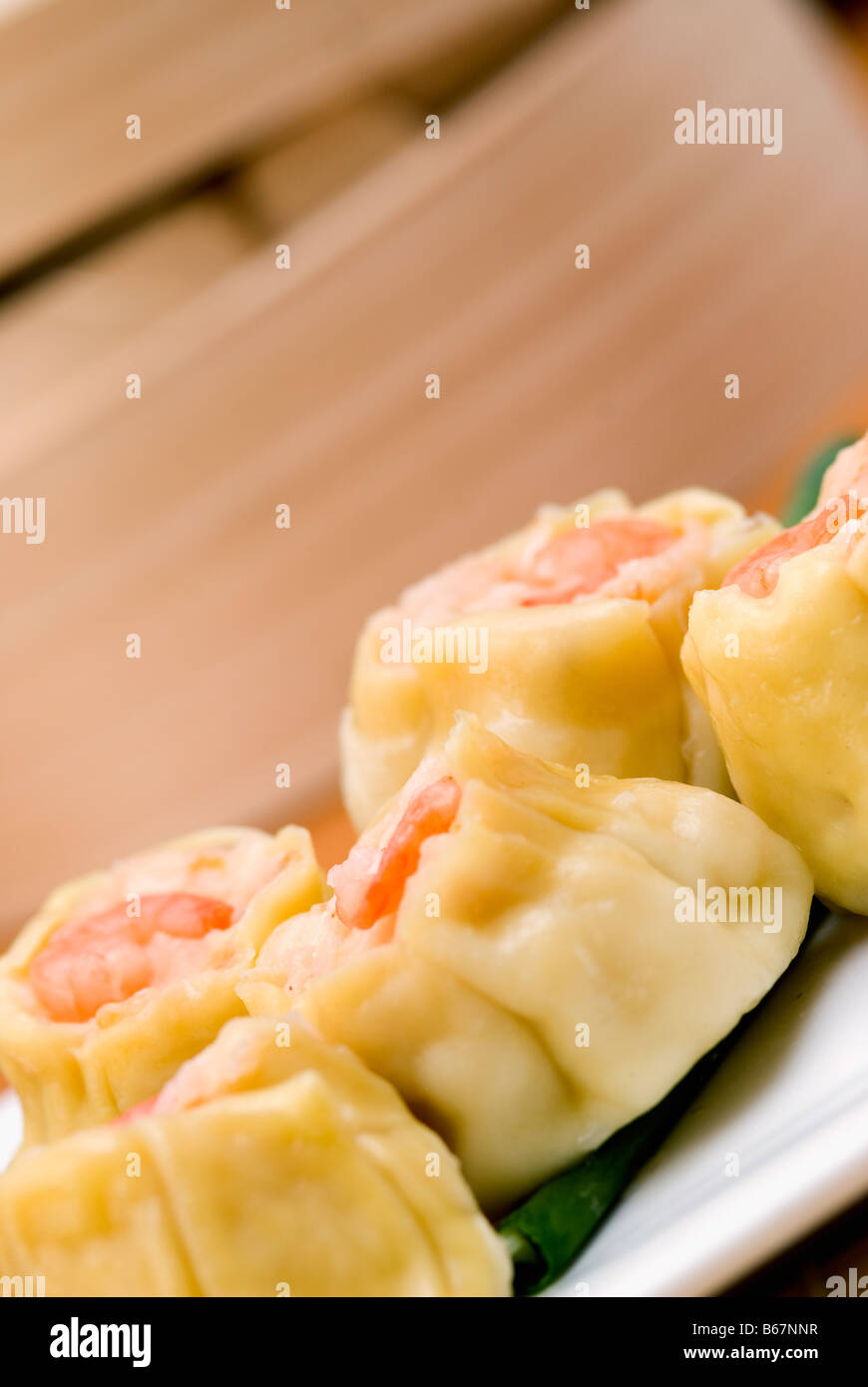 Close-up di rotoli di sushi servita in un vassoio Foto Stock