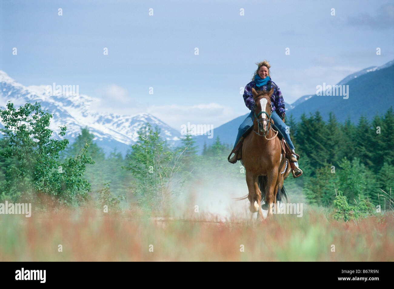 La donna in sella ad un cavallo, Dyea Valley vicino a Skagway, Alaska, STATI UNITI D'AMERICA Foto Stock