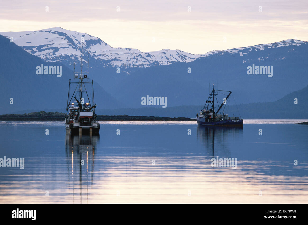 Barche da pesca, all'interno del passaggio dell'Alaskan Panhandle, montagne, a sud-est di Alaska, STATI UNITI D'AMERICA Foto Stock