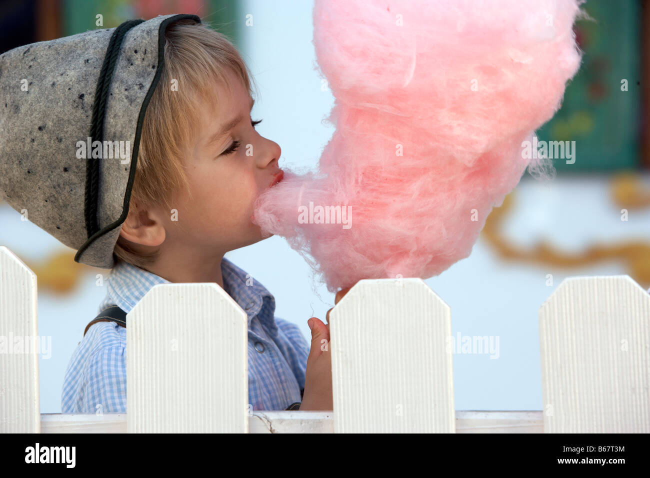 Ragazzo (3-4 anni) mangiando caramelle di cotone Foto Stock