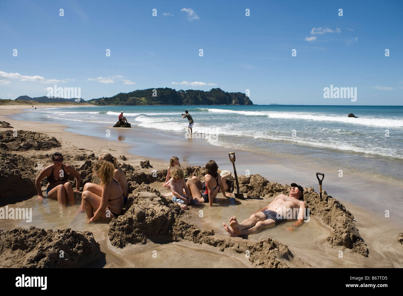 Il relax nelle piscine termali, spiaggia dell' acqua calda, Penisola di Coromandel, Isola del nord, Nuova Zelanda Foto Stock