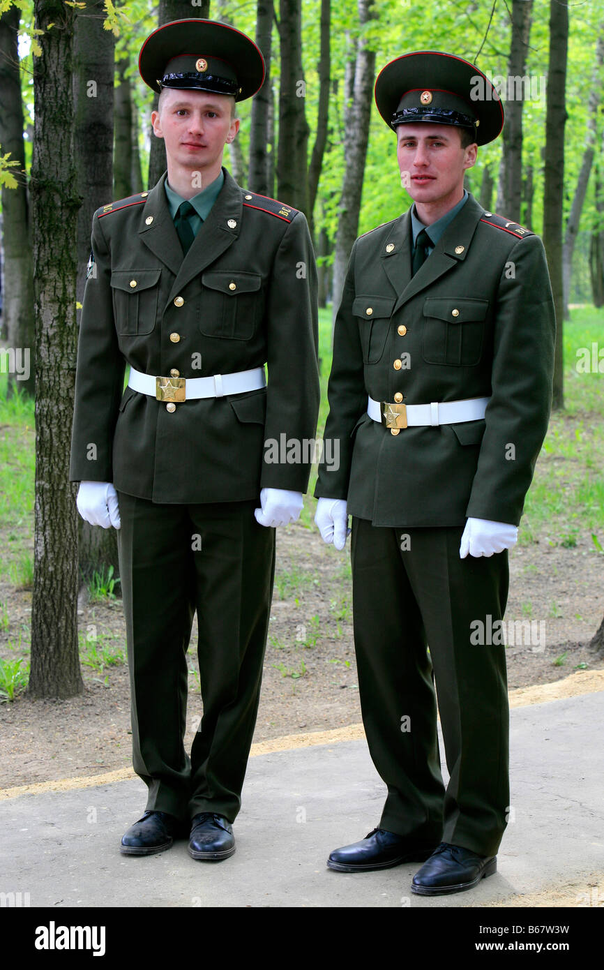 2 militari russi ufficiali della polizia durante la Giornata della vittoria festeggiamenti presso il Parco della Vittoria a Mosca, Russia Foto Stock