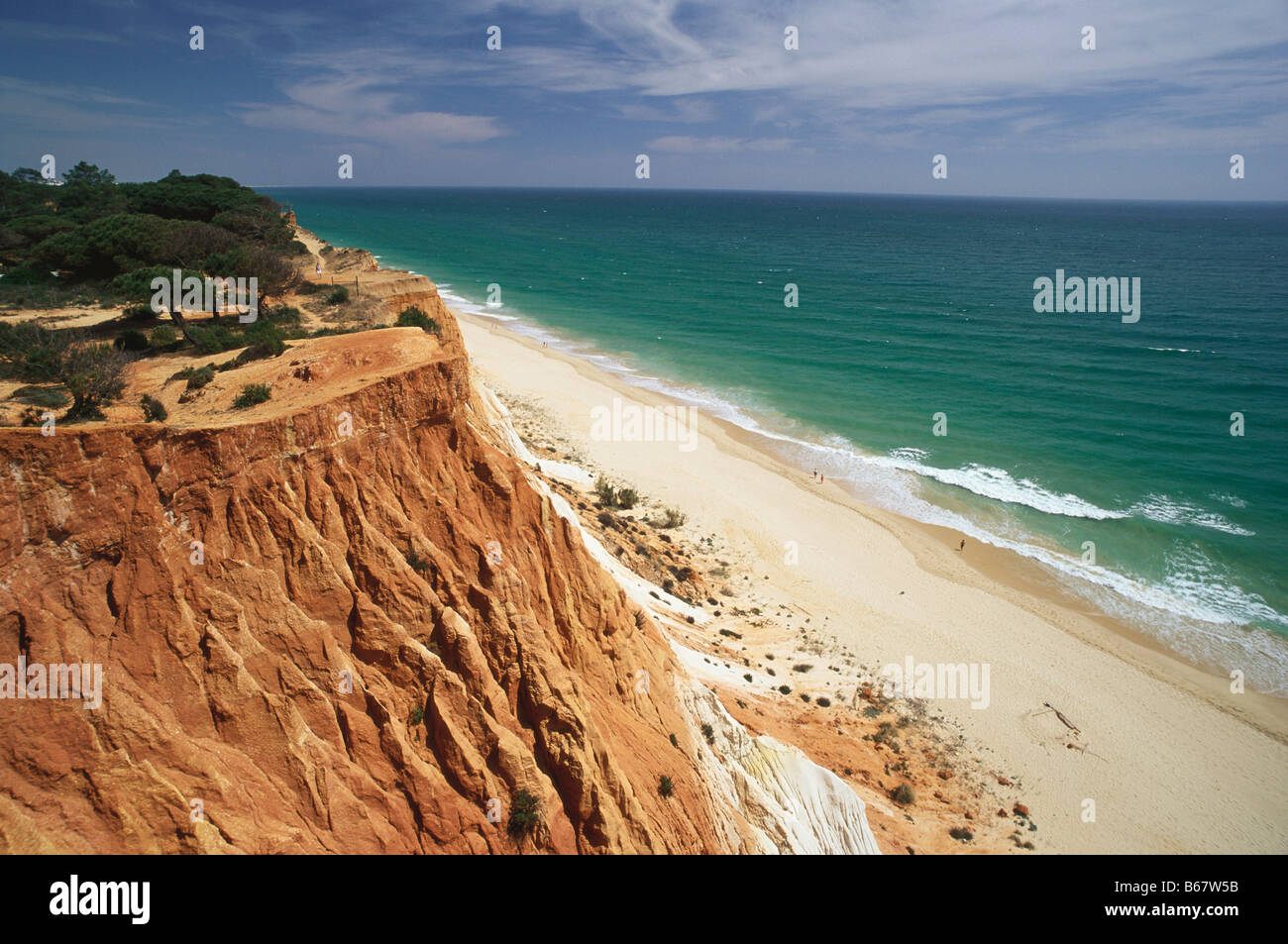 Spiaggia di Falesia e costa rocciosa, Praia da Falesia, Vilamoura, Algarve, PORTOGALLO Foto Stock