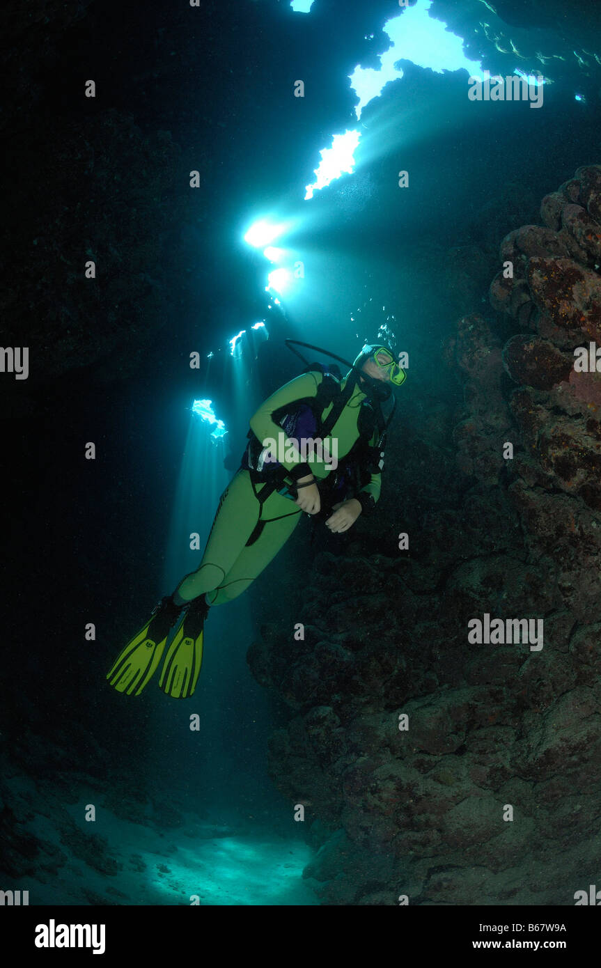 Sommozzatore in grotta Fury Shoals Marsa Alam Red sea Egypt Foto Stock