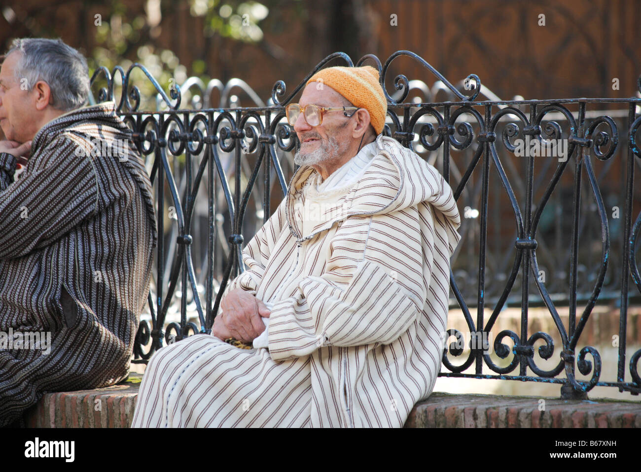 Uomo su una strada, Chefchaouen, Medina, Marocco, Africa Foto Stock