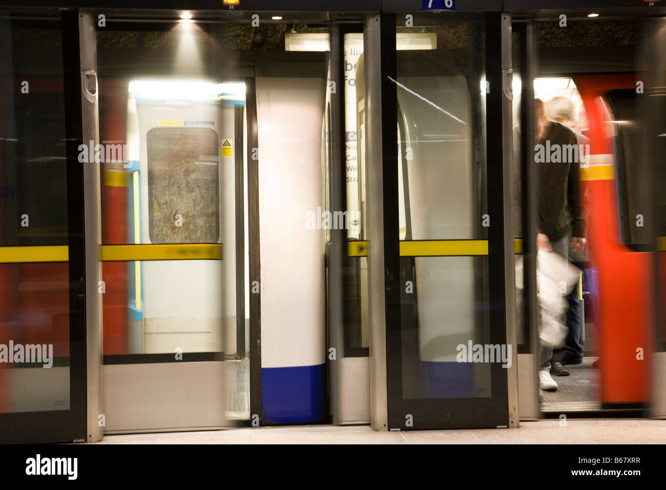 Metropolitana treno (Jubilee Line) a Canary Wharf Station di Londra, Inghilterra. Foto Stock
