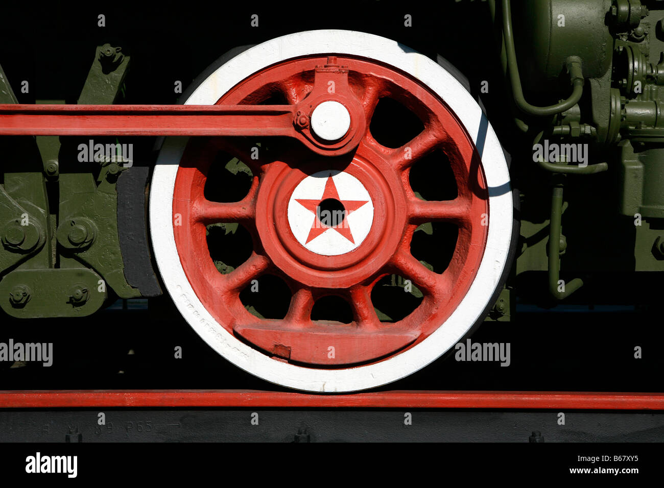 Red II Guerra Mondiale stella sovietica su una ruota ferroviaria presso il Parco della Vittoria a Mosca, Russia Foto Stock