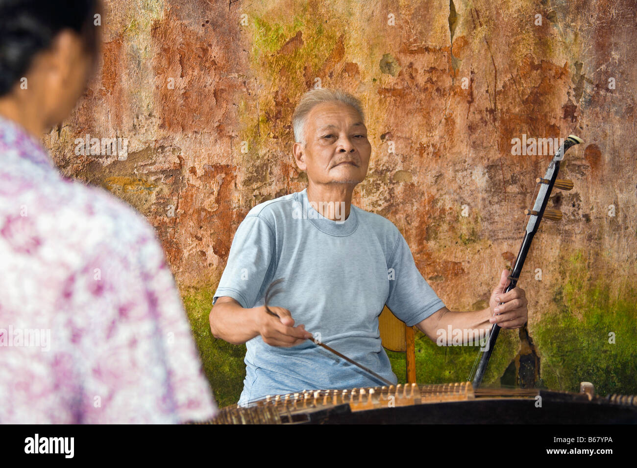 Senior uomo giocando erhu, Fuli Village, Yangshuo, provincia di Guangxi, Cina Foto Stock