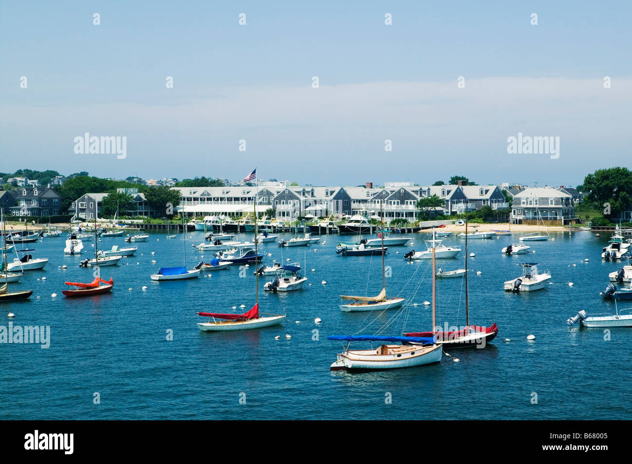 Barche a vela e Inn di Nantucket Harbour, Massachusetts, STATI UNITI D'AMERICA Foto Stock