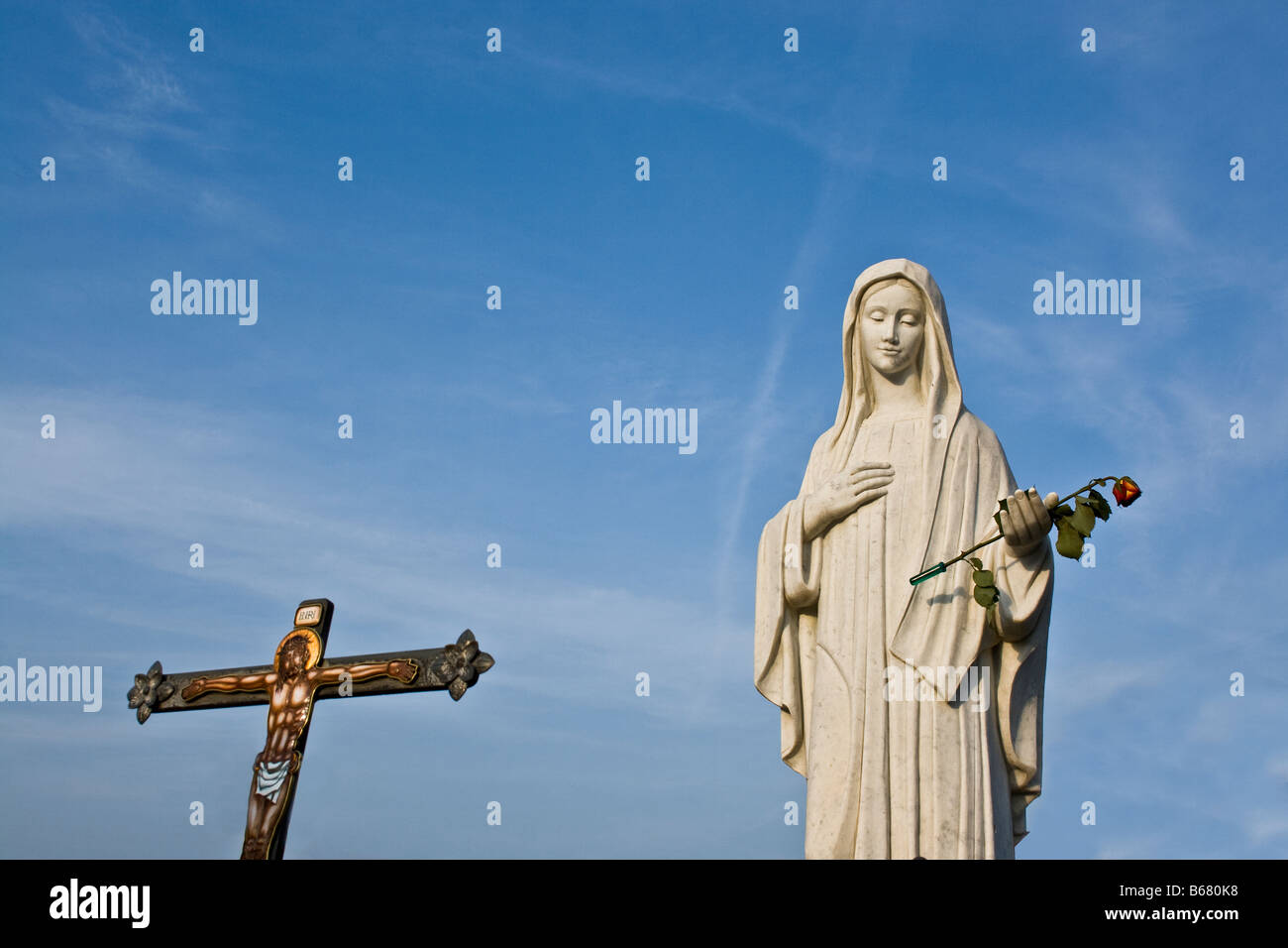 La beata Vergine Maria statua e una Croce nel santuario di Medjugorje, Bosnia Erzegovina Foto Stock