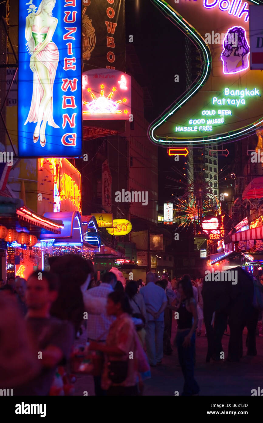 Persone che passeggiano su Soi Cowboy con bar e discoteche, il quartiere a luci rosse, Th Sukhumvit Bangkok, Thailandia Foto Stock