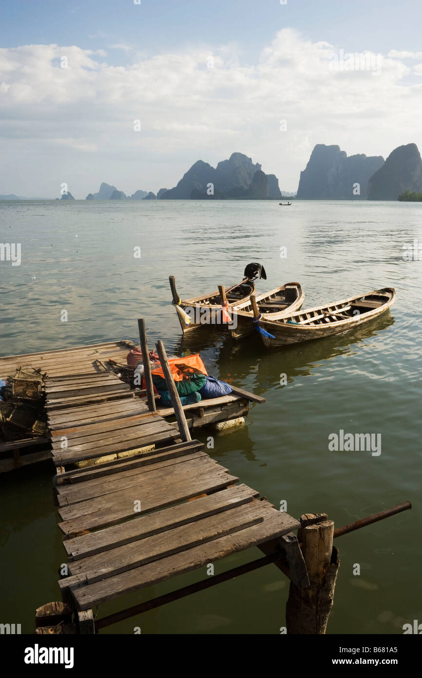 Pontile in legno e barche, Ko Panyi, Musulmana villaggio di pescatori, Phang-Nga Bay, Ao Phang Nga Nazione Park, Phang Nga, Thailandia Foto Stock