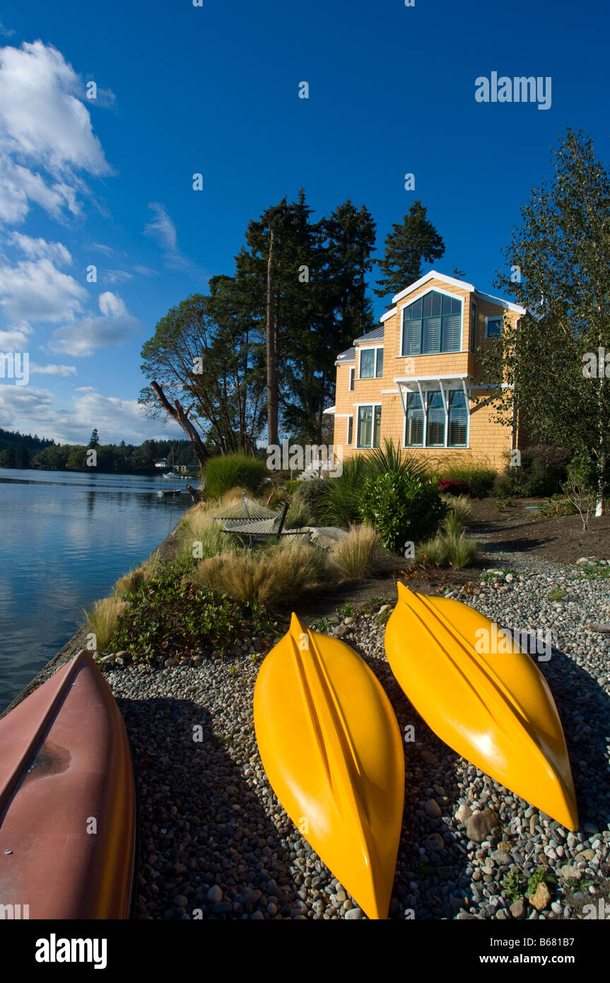 Canoe sulla riva, Bainbridge Island, Puget Sound, Washington, Stati Uniti d'America Foto Stock