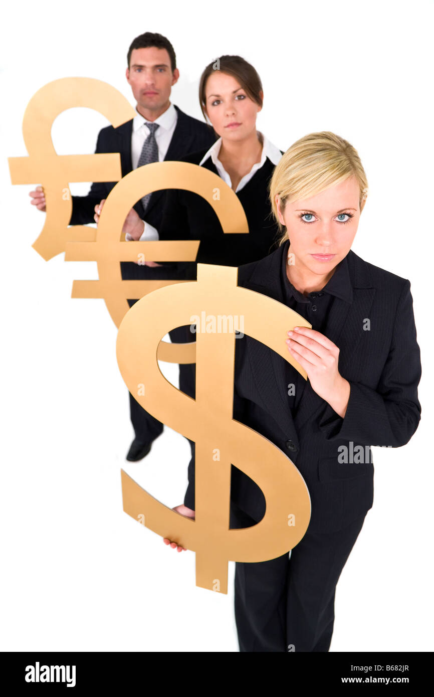 Un team di tre giovani dirigenti un uomo e due donne tenendo i simboli di valuta e guardando preoccupato Foto Stock Un team di tre giovani dirigenti un uomo e due donne tenendo i simboli di valuta e guardando preoccupato Foto Stock