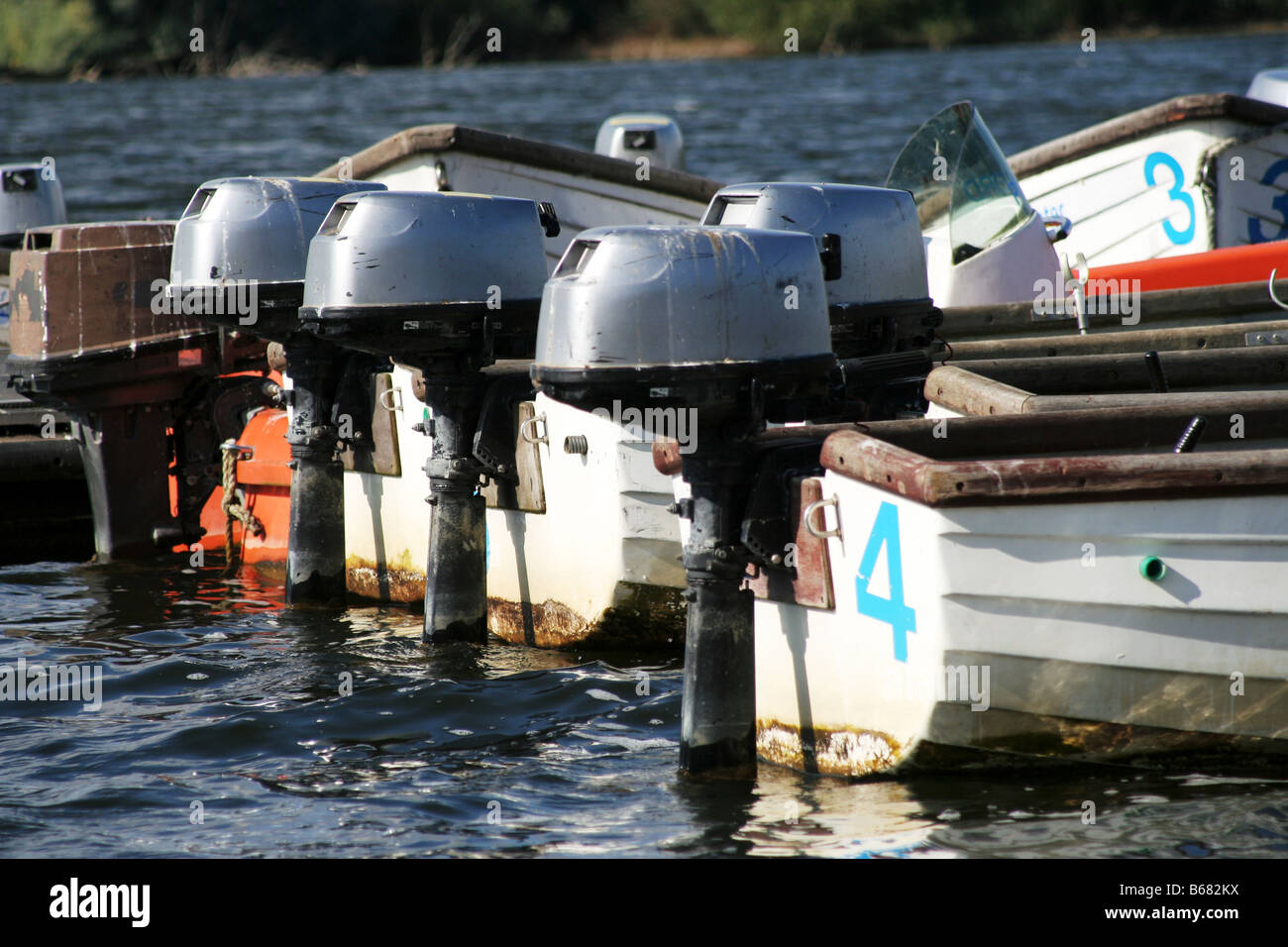 Quattro gommoni con motori fuoribordo Foto Stock