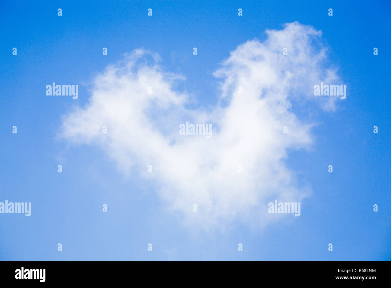 A forma di cuore nuvola in cielo Foto Stock