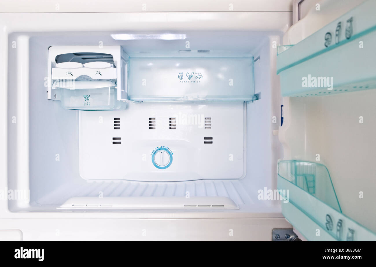 Vano congelatore in un frigorifero con congelatore Foto Stock