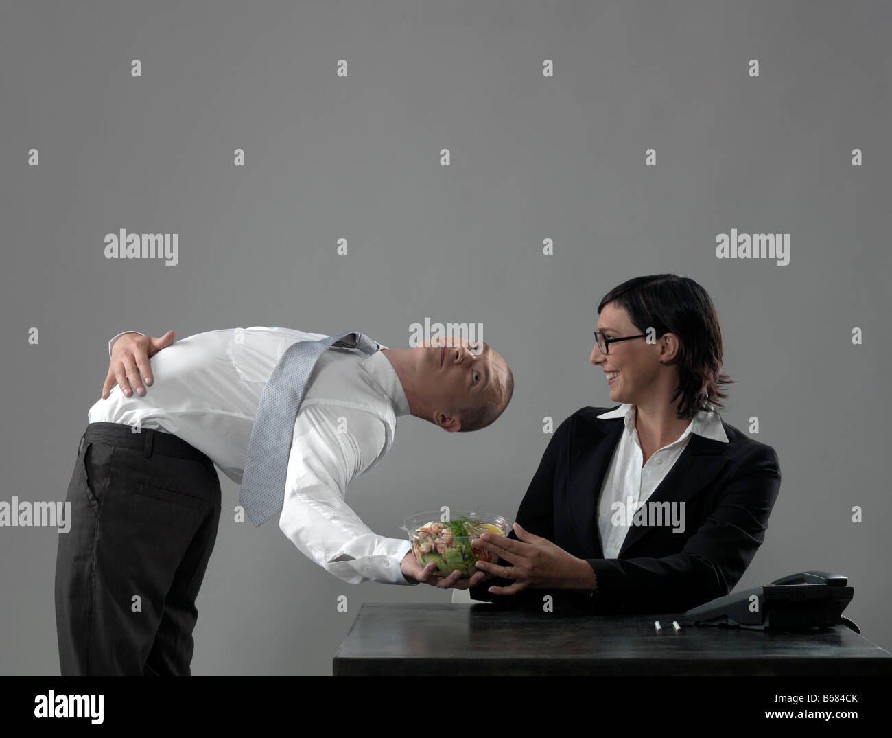 Uomo d'affari che serve il pranzo a un collega Foto Stock