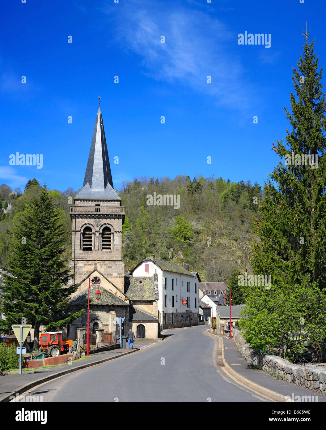 Chiesa rurale, paesaggio, CHAMBON SUR LAC, Auvergne, Francia Foto Stock