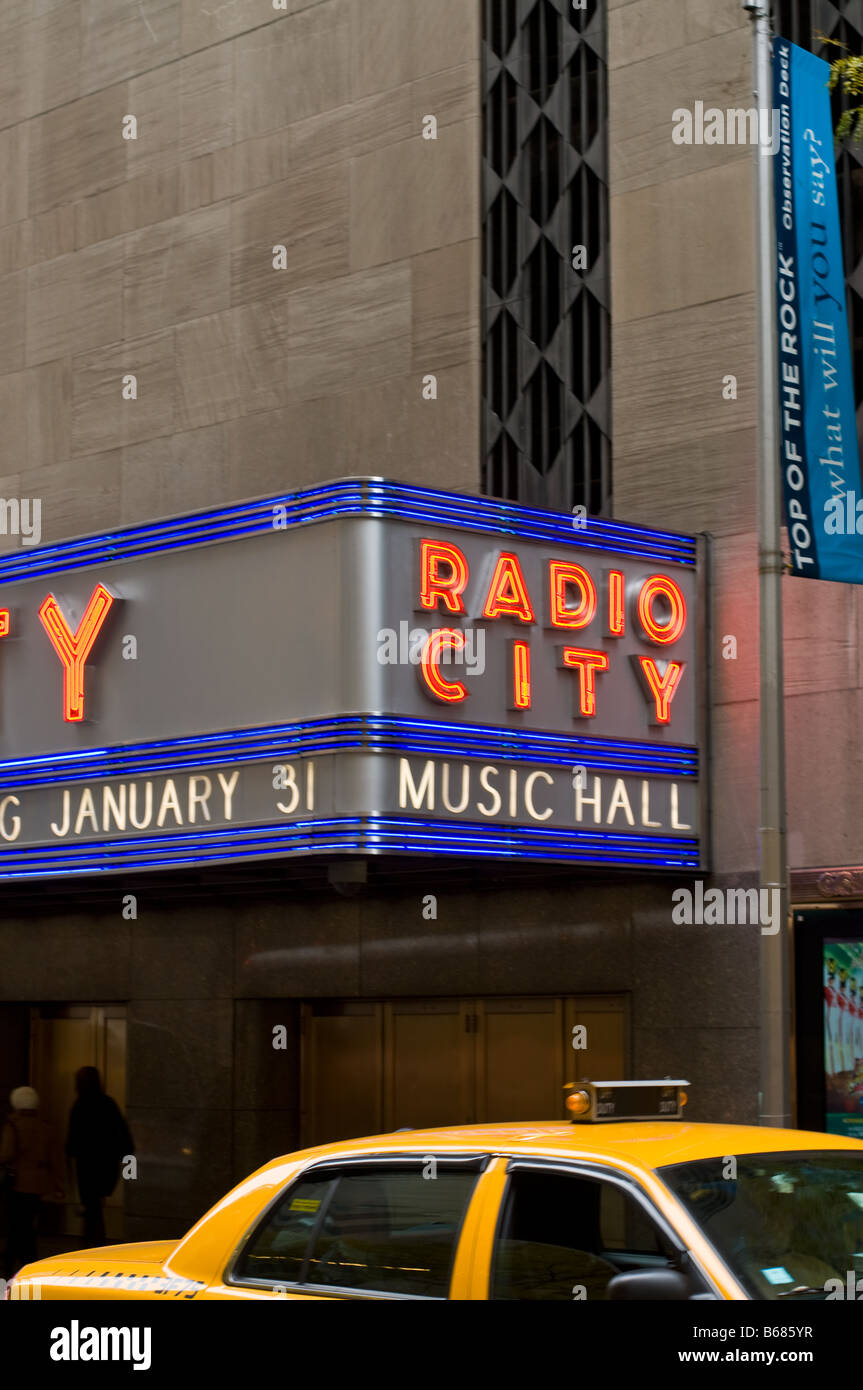 Radio City Music Hall con un taxi in primo piano Foto Stock