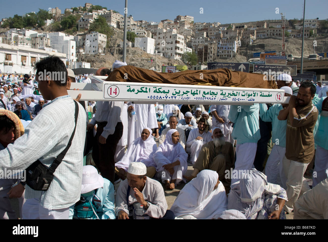 Musulmani pellegrini portante un corpo morto di Masjid al Haram dove la Kaba è per il funerale preghiere Makkah Arabia Saudita Foto Stock