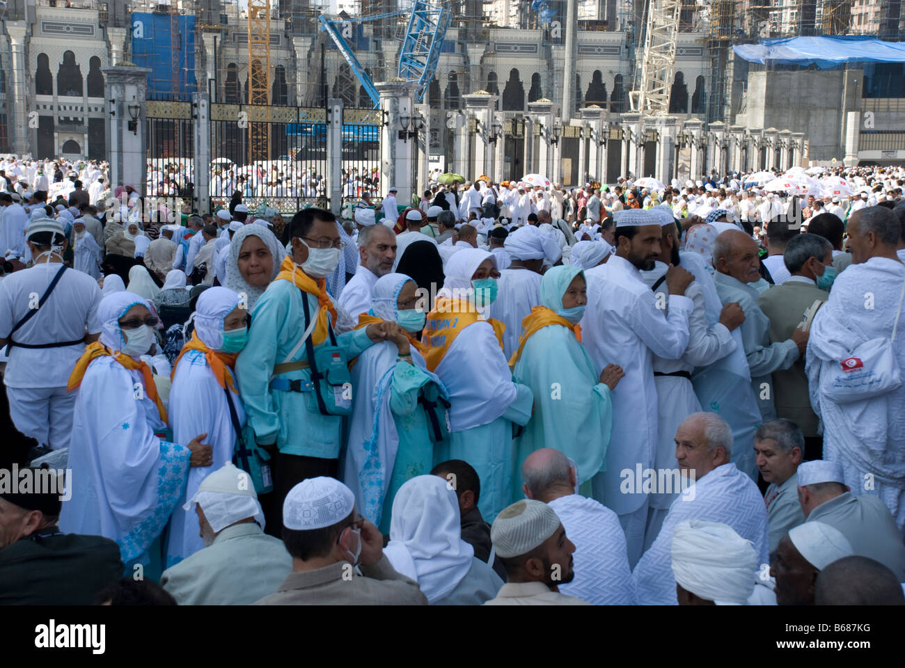 Musulmani pellegrini guardando i corpi morti che sono portati a Masjid al Haram per i funerali preghiere Makkah Arabia Saudita Foto Stock