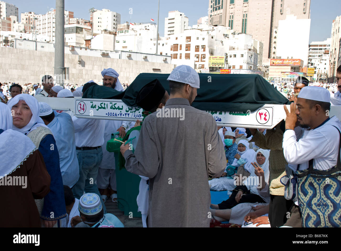 Musulmani pellegrini portante un corpo morto di Masjid al Haram dove la Kaba è per il funerale preghiere Makkah Arabia Saudita Foto Stock