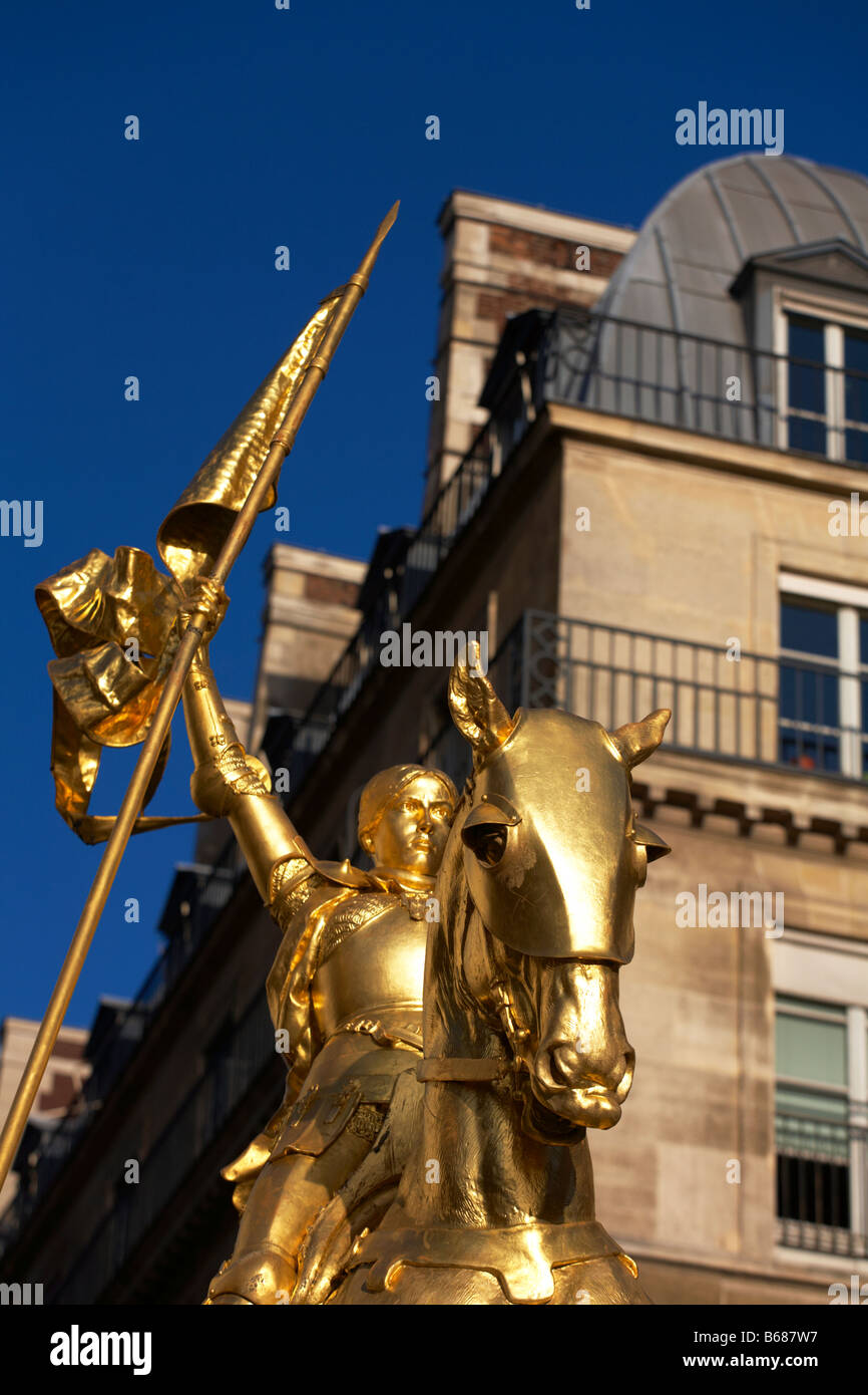 Statua di Giovanna d'arco a Place des Pyramides Parigi Francia Foto Stock