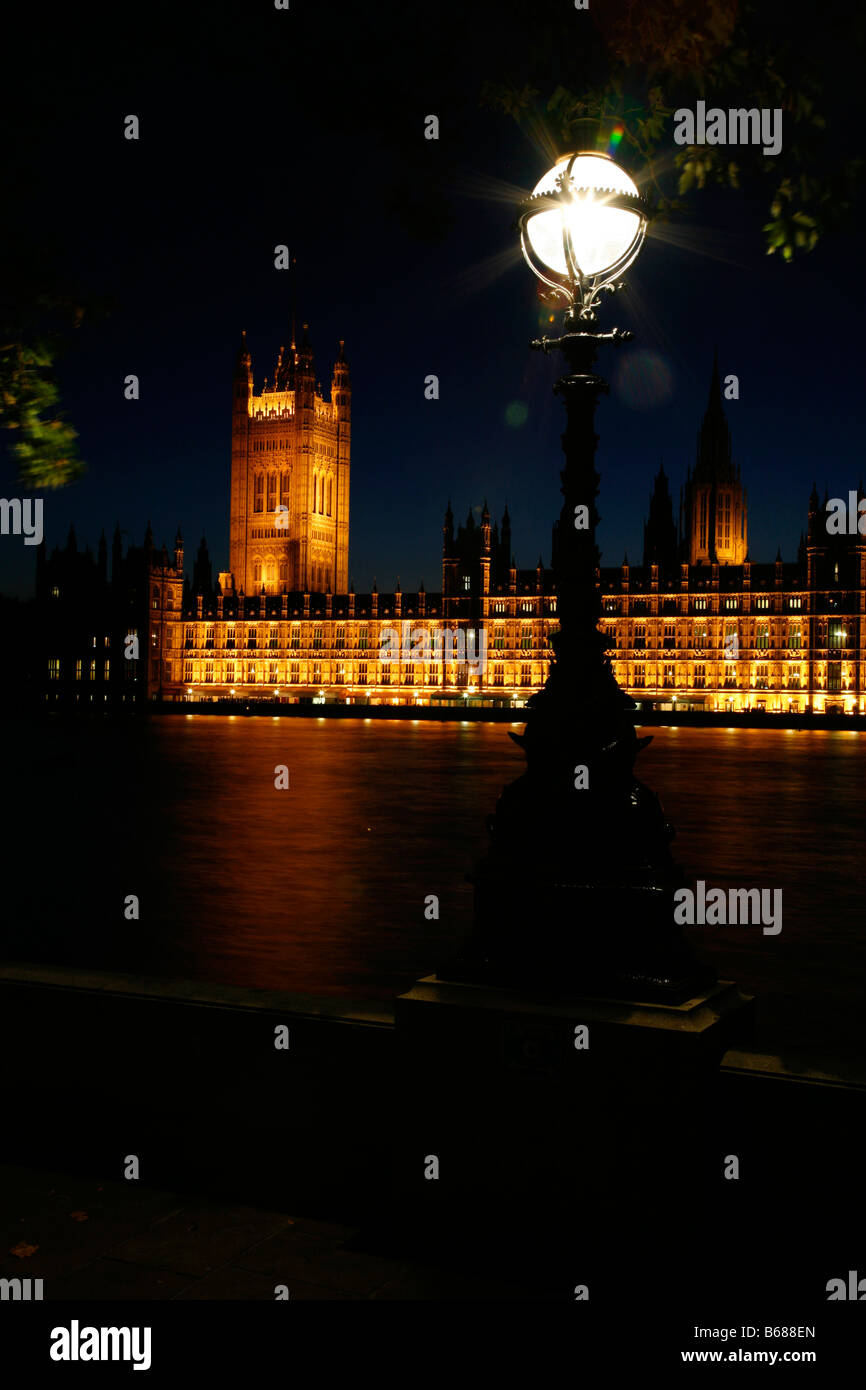 Guardando attraverso il Fiume Tamigi da Albert Embankment per le Case del Parlamento, Westminster, London Foto Stock